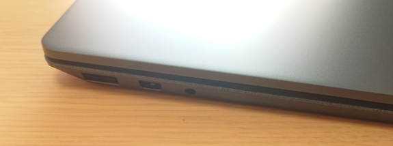 Surface Laptop 2の外部接続端子。