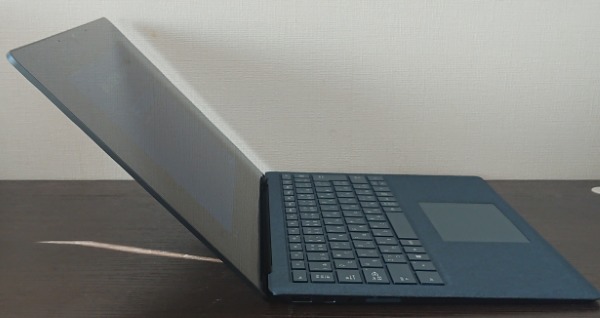 Surface Laptop 2の開閉角度。