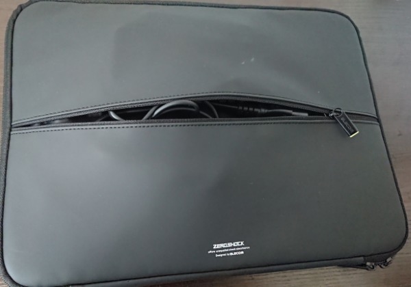 Surface Laptop 2対応のPCケース（ELECOM Ultrabook ZEROSHOCK）。